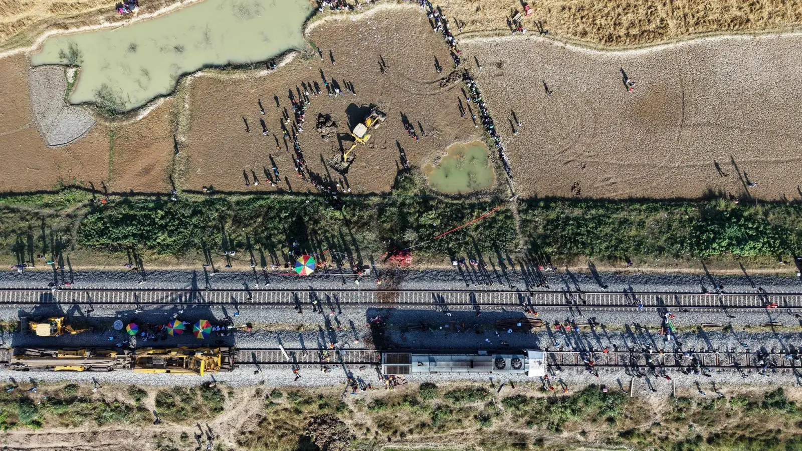 Ein Bagger hebt eine Grube aus, um den Kadaver eines Elefanten zu begraben, der bei der Kollision mit einem Zug ums Leben kam. (Foto: Anupam Nath/AP/dpa)