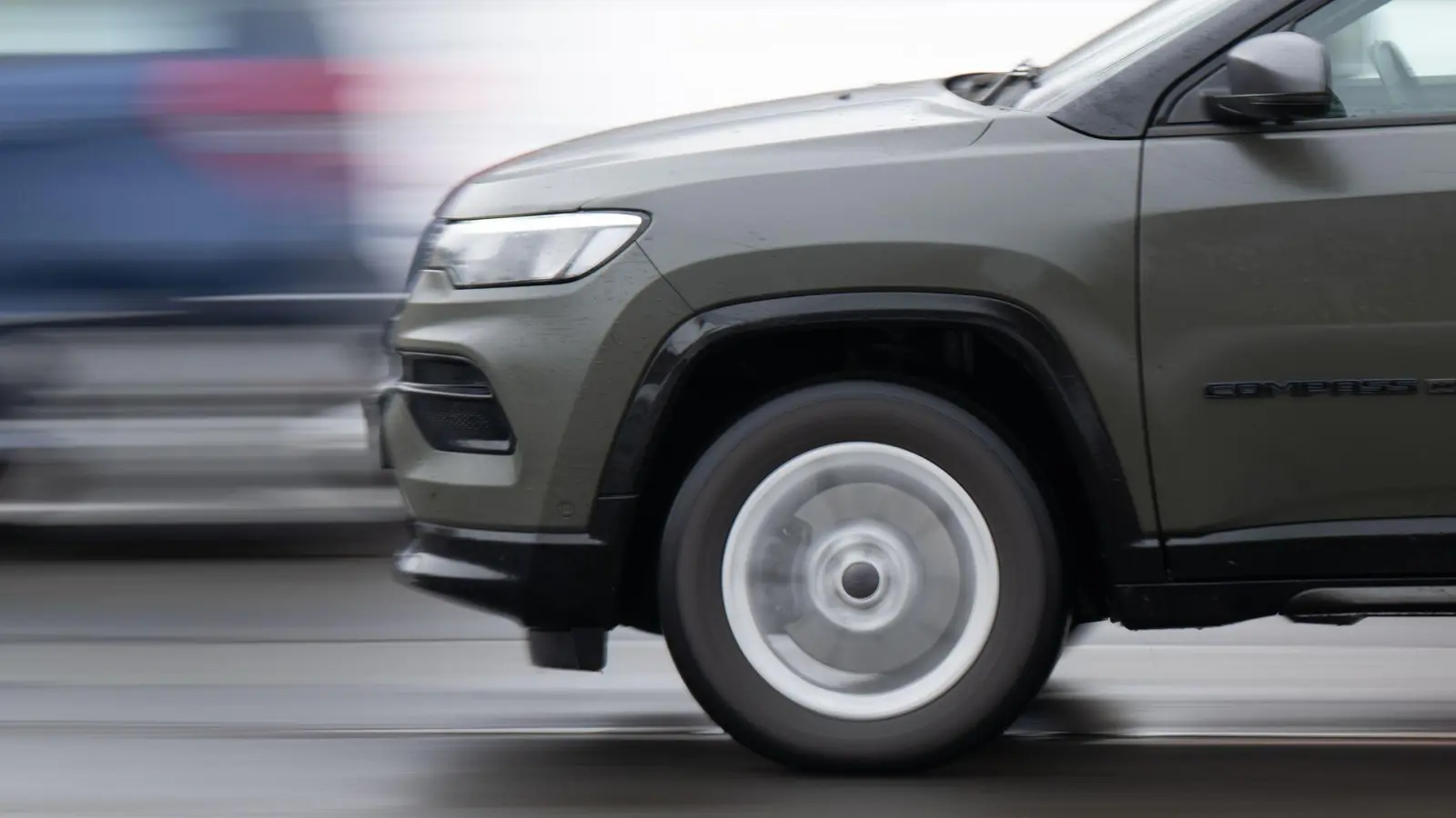 Sonnenschein ja, Sommerreifen nein: Frühling hin oder her – Winterreifen schützen aktuell noch besser. (Foto: Robert Michael/dpa/dpa-tmn)