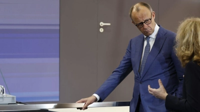 Eigentlich sollten die beiden Staatsoberhäupter den Kanzlerrundgang gemeinsam durchlaufen.  (Foto: Michael Matthey/dpa)