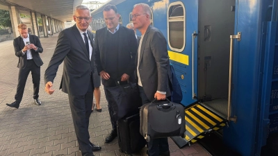 Spahn und Miersch werden bei ihrer Ankunft in Kiew vom deutschen Botschafter Jäger begrüßt. (Foto: Michael Fischer/dpa)