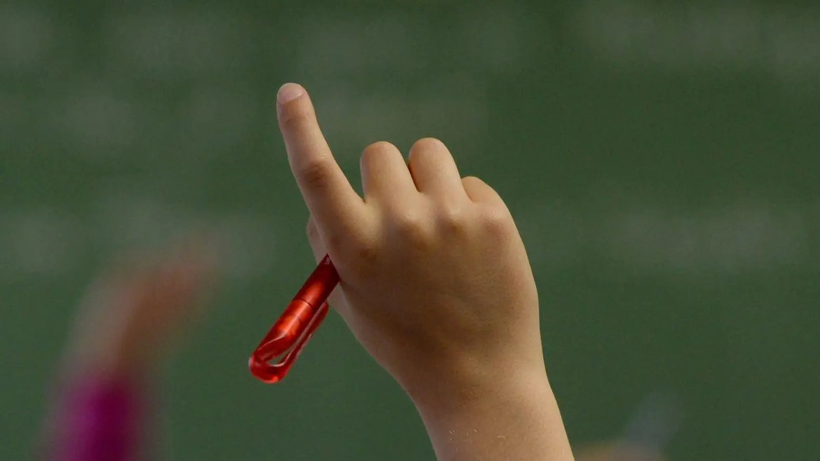 Eine Studie, an der die Universität Halle beteiligt war, zeigt Verzerrungen bei der Beurteilung durch Lehrkräfte von Jungen und Mädchen. (Foto: Marijan Murat/dpa)