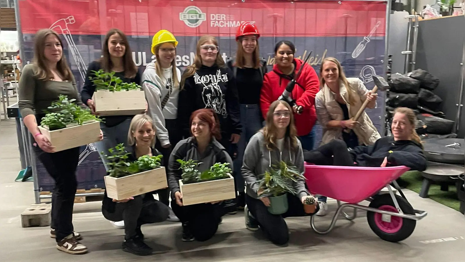 Die Fertigung einer eigenen Kräuterkiste aus Holz mit dem Druckluftnagler zählte zu den Highlights. (Foto: BGU Fachmarkt)