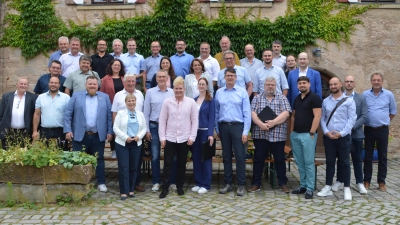 Zu einem Workshop gehört natürlich auch ein Klassenfoto: Bürgermeister, der Landrat, Verwaltungsangestellte und Berater diskutierten auf Burg Hoheneck über die Chancen der interkommunalen Zusammenarbeit. (Foto: Johannes Zimmermann)