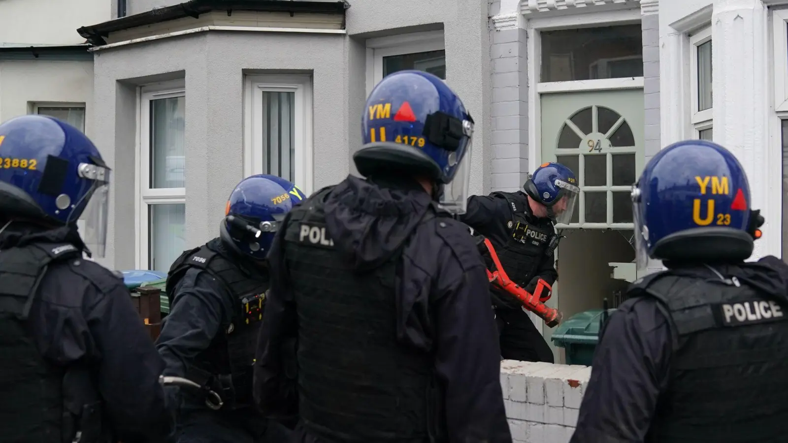 Beamte der Polizei der West Midlands verschaffen sich Zutritt zu einem Grundstück in Coventry. (Foto: Joe Giddens/PA Wire/dpa)