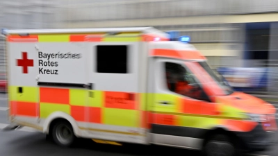 Später rief ein Passant den Rettungsdienst, der den Verletzten in ein Krankenhaus brachte. (Symbolbild) (Foto: Peter Kneffel/dpa)