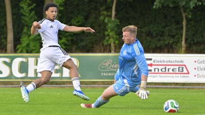 Gleich ein Treffer: Ansbachs Debütant Tyron Koomson (links) schiebt den Ball am Uffenheimer Torhüter Philipp Müller vorbei zum 3:0-Endstand im Auftaktspiel des Pokalturniers beim FV Uffenheim. (Foto: Martin Rügner)