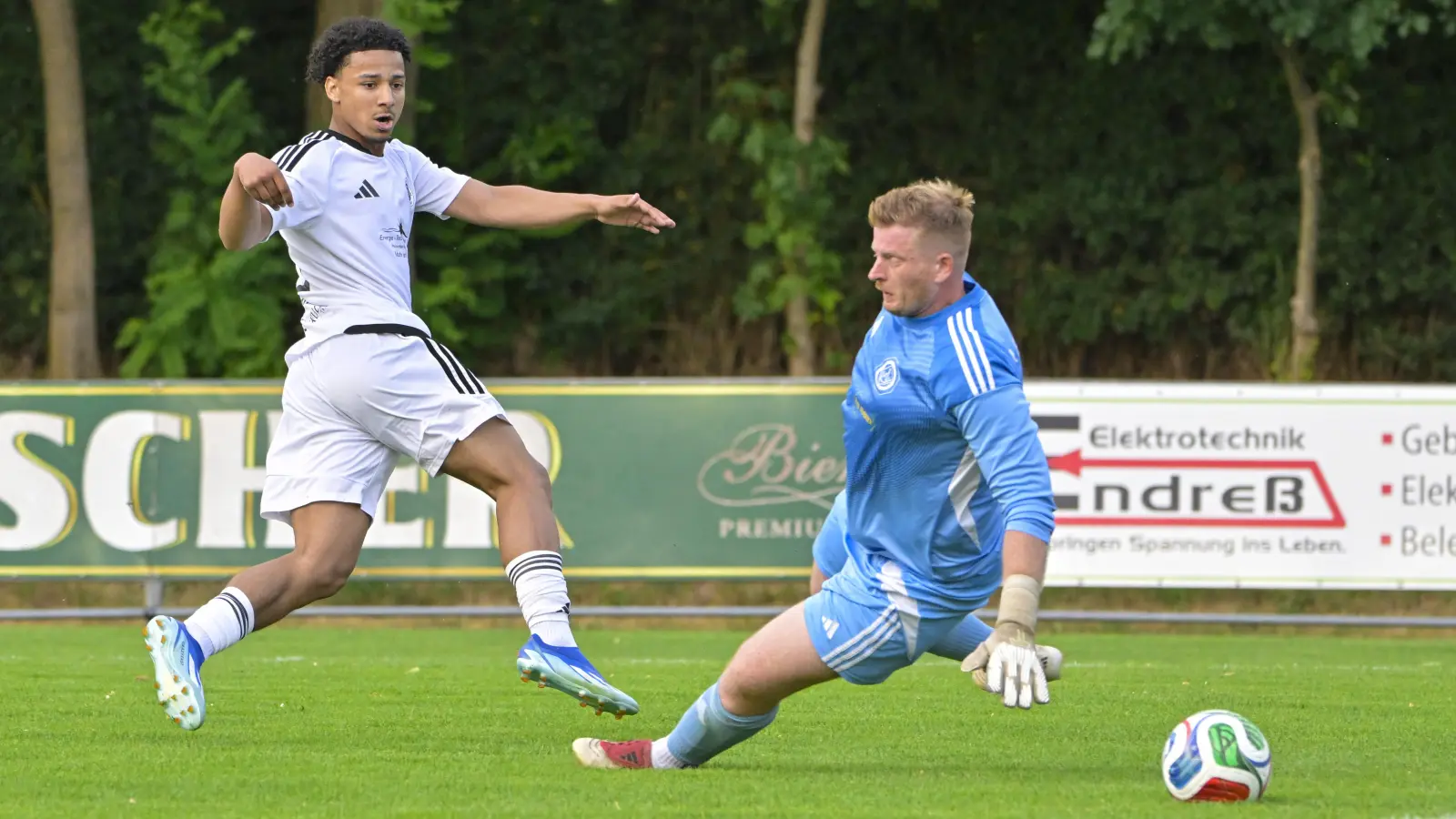 Gleich ein Treffer: Ansbachs Debütant Tyron Koomson (links) schiebt den Ball am Uffenheimer Torhüter Philipp Müller vorbei zum 3:0-Endstand im Auftaktspiel des Pokalturniers beim FV Uffenheim. (Foto: Martin Rügner)