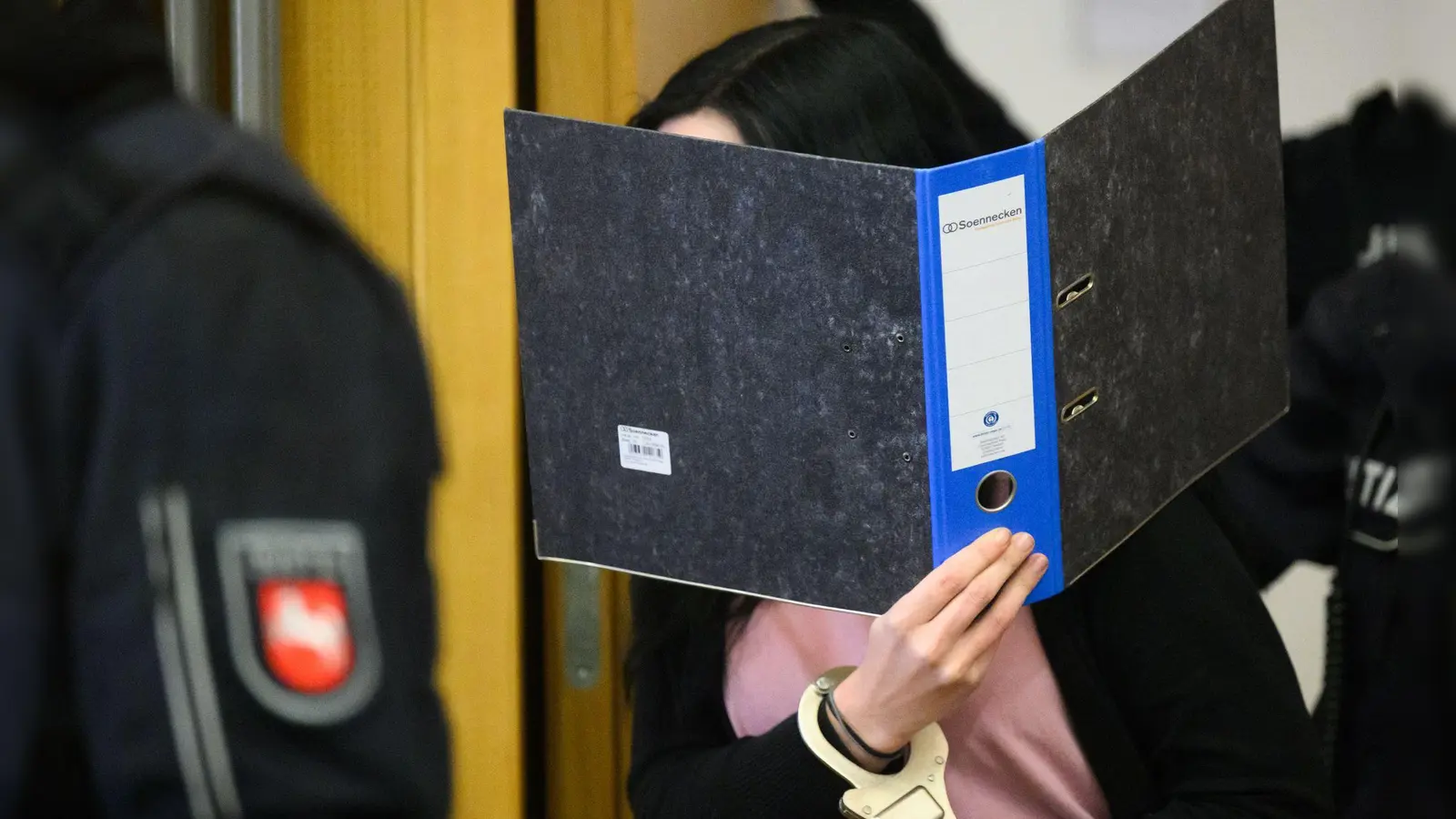 Eine 27-jährige Frau muss für einen Mordversuch mit Ameisensäure für zwölf Jahre in Haft. (Archivbild) (Foto: Julian Stratenschulte/dpa)