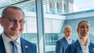 Die AfD-Chefs Tino Chrupalla (l.) und Alice Weidel können sich über einen spürbaren Anstieg ihrer Monatseinkünfte freuen. (Archivbild) (Foto: Michael Kappeler/dpa)