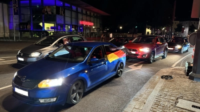 Viel Pkw-Verkehr ist in der Nacht zum Sonntag an der Schlosskreuzung in Ansbach: nach dem deutschen Achtelfinal-Sieg bei der Europameisterschaft. (Foto: Oliver Herbst)