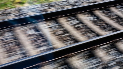 Wegen Tiefbauarbeiten in der Nähe von Gleisen ist es nötig, das Areal auf Kampfmittel zu untersuchen. (Symbolbild: Philipp von Ditfurth/dpa)