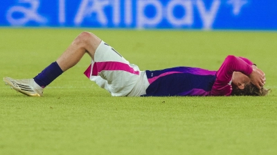 Nick Woltemade liegt nach dem verlorenen EM-Finale enttäuscht auf dem Rasen. (Foto: Robert Nemeti/dpa)