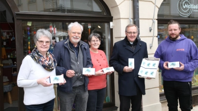 Sie stellten die neue Ludwigsschokolade vor (von links): Emilia Bock vom Weltladen, der Künstler Willi Probst, Hildegard Goldbrich, ebenfalls vom Weltladen, der Pfarrer von St. Ludwig, Domkapitular Dr. Norbert Jung, und Jan Schulte vom Weltladen (von links). (Foto: Alexander Biernoth)