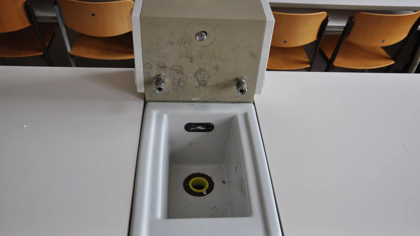 Alte Waschbecken im Physiksaal dienen nur noch als Zeichenoberfläche. (Foto: Jonas Volland)