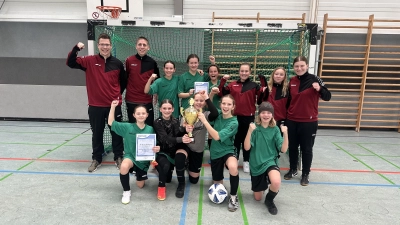 Die U13 der SG Mosbach/Weinberg, oben von links: Alexander Baumann, Marcus Baumann, Leni Gottwald, Johanna Goller, Melike Özdemir, Leonie Weiß, Celina Braun und Lisa Wittig. Unten v. l.: Leonora Seiler, Romy Mocka, Ronja Barthel, Luise Hedler und Lotta Uhlmann. (Foto: Sandra Klug)