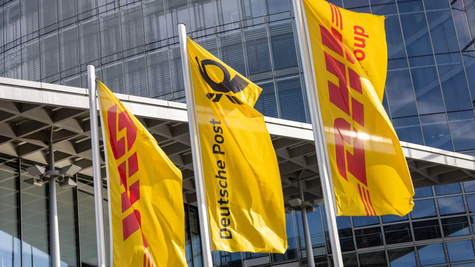 Die DHL Group hat weltweit rund 600.000 Mitarbeiterinnen und Mitarbeiter. (Foto: Thomas Banneyer/dpa)