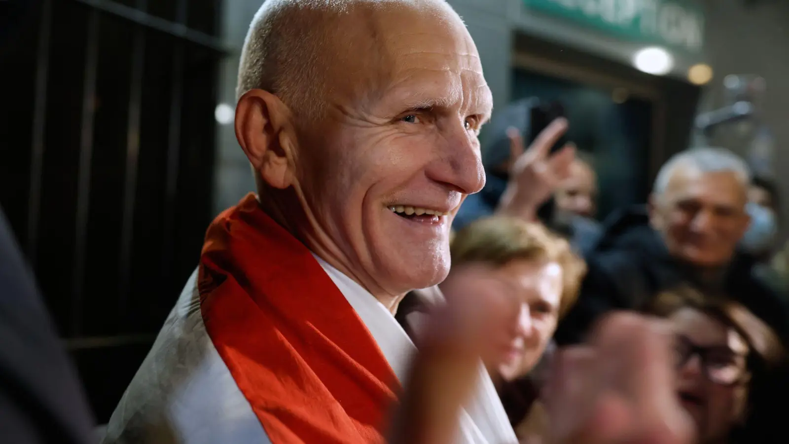 Der Friedensnobelpreisträger Alex Beljazki ist wieder in Freiheit. (Foto: Mindaugas Kulbis/AP/dpa)