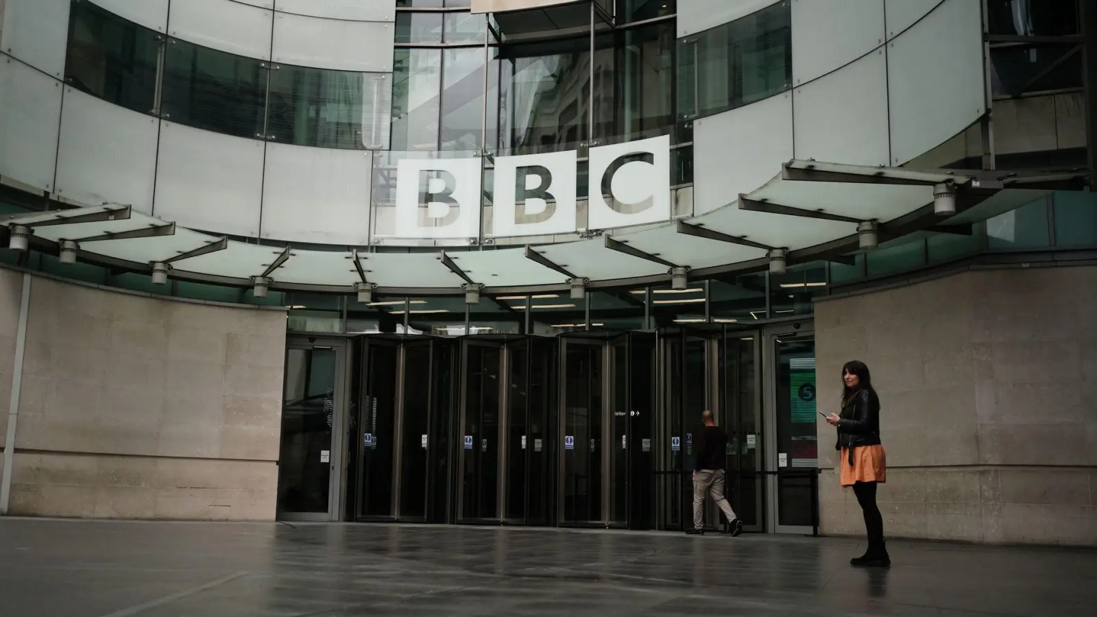 Die BBC will in den kommenden zwei Jahren 500 Stellen streichen (Foto: Jordan Pettitt/PA Wire/dpa)