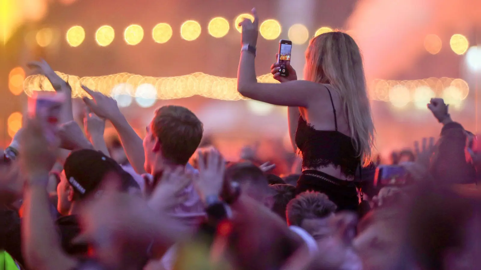 Live-Musik, lange Sommernächte - und am Ende oft ziemlich viel Müll auf Zeltplatz und vor den Bühnen. (Foto: Jens Büttner/dpa-Zentralbild/dpa-tmn)