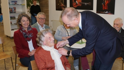 Lina Glatz freute sich sehr, als Oberbürgermeister Thomas Deffner ihr den Orden anheftete. (Foto: Andrea Walke)