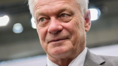 Wegen eines technischen Defektes am Flugzeug musste Bundesagrarminister Alois Rainer einen Flug in die USA umplanen.  (Foto: Julian Stratenschulte/dpa)