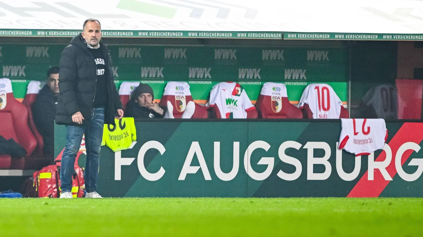 Manuel Baum in Aktion am Spielfeldrand beim 0:0 gegen Bremen. (Foto: Harry Langer/dpa)
