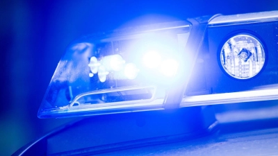 Die Polizei ermittelt wegen versuchten Betrugs gegen den Autohändler. (Symbolbild) (Foto: Lino Mirgeler/dpa)