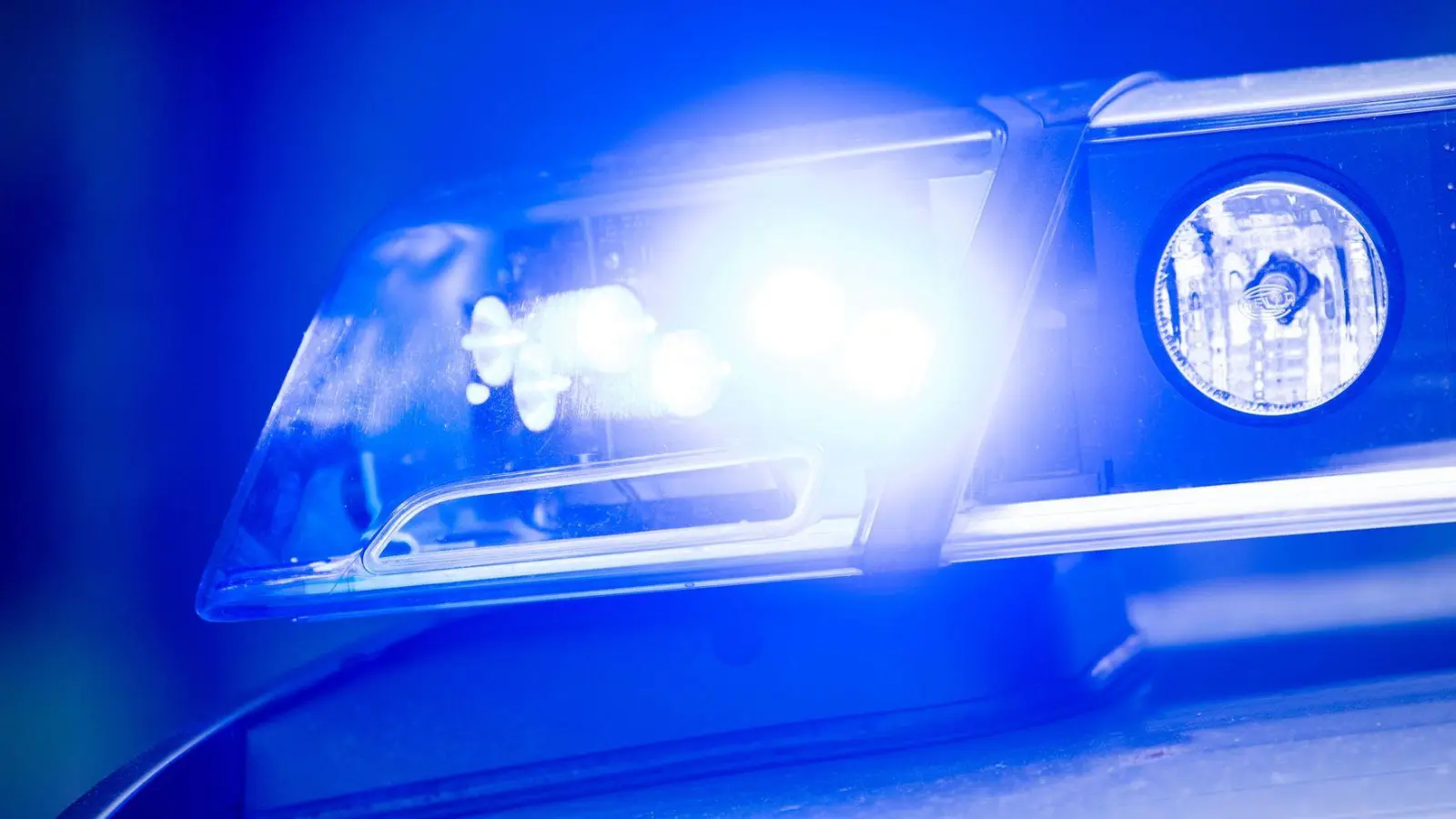 Die Polizei ermittelt wegen versuchten Betrugs gegen den Autohändler. (Symbolbild) (Foto: Lino Mirgeler/dpa)