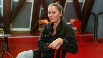 Will mit „Der Zinnsoldat und die Papiertänzerin” ein poetisches Märchenstück auf die Bühne bringen: Jasmin Meindl. (Foto: Evi Lemberger)