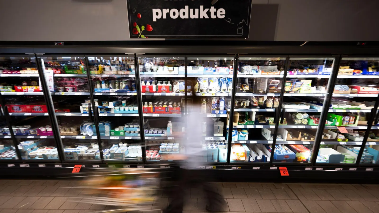 Im Geldbeutel bleibet mehr drin: Butter und Milch sind günstiger zu haben. (Archivbild) (Foto: Philip Dulian/dpa)