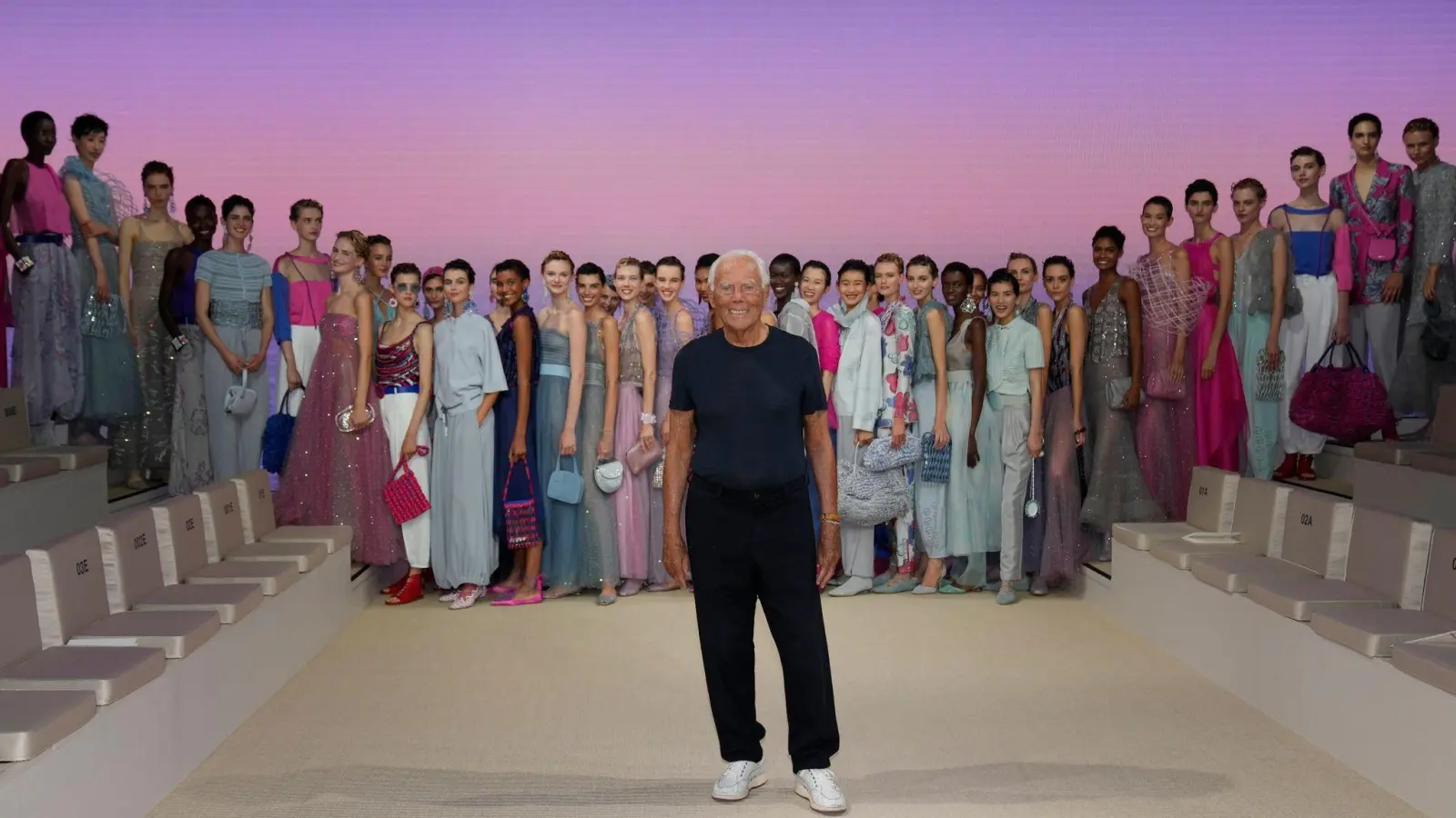 Giorgio Armani (m.) mit Models nach der Show der Frühjahr-Sommer-Kollektion 2022 im September 2021 in Mailand. (Foto: Antonio Calanni/AP/dpa)