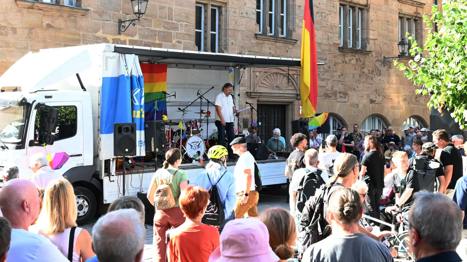 Auf der anderen Seite des Stadthauses findet zeitgleich eine Gegenveranstaltung zur AfD-Kundgebung statt.  (Foto: Luca Paul)