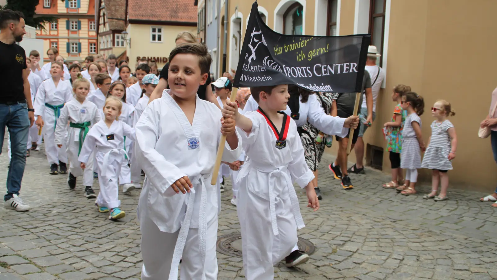 Die Gruppe des Asia Sports Center Bad Windsheim wird von den Jüngsten angeführt. Der Umzug am Samstag ist symbolisch für das ganze Bad Windsheimer Altstadtfest: Hier geht es bunt und entspannt zu.  (Foto: Hans-Bernd Glanz)