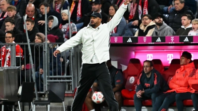 „Ein sehr wichtiges Spiel für den Trainer.“ Vincent Kompany in Aktion am Spielfeldrand.  (Foto: Sven Hoppe/dpa)