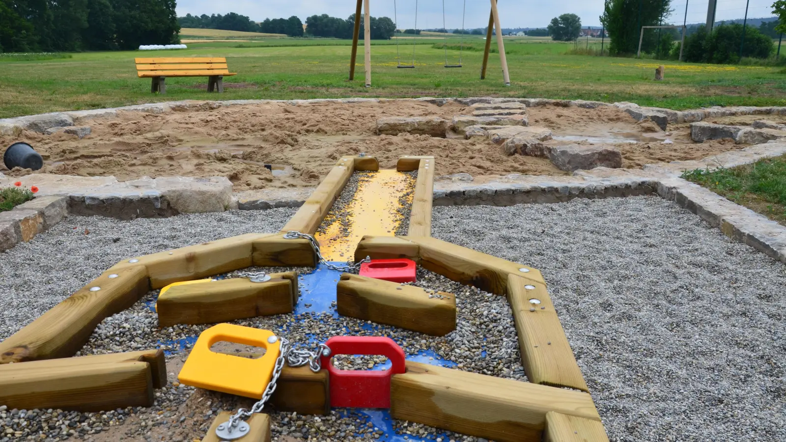 Der Wasserspielplatz in Reinhardshofen lockt mit Wasserbecken und zugehörigem Spielgerät. (Archivbild: Patrick Lauer)