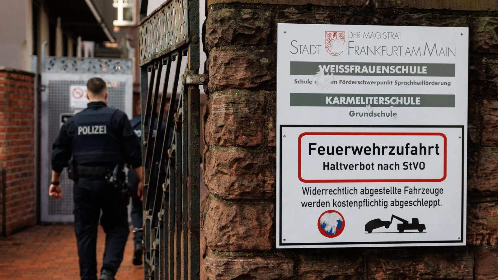 Die Polizei hat das Schulgelände mehrfach durchsucht. (Foto: Hannes P. Albert/dpa)