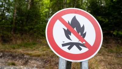 An vielen Orten in Bayern ist die Waldbrandgefahr in den kommenden Tagen hoch. (Symbolbild) (Foto: Nicolas Armer/dpa)
