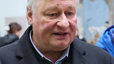 Martin Burkert nahm am Nürnberger Bahnhof an der Schweigeminute für den getöteten Zugbegleiter teil.  (Foto: Daniel Löb/dpa)