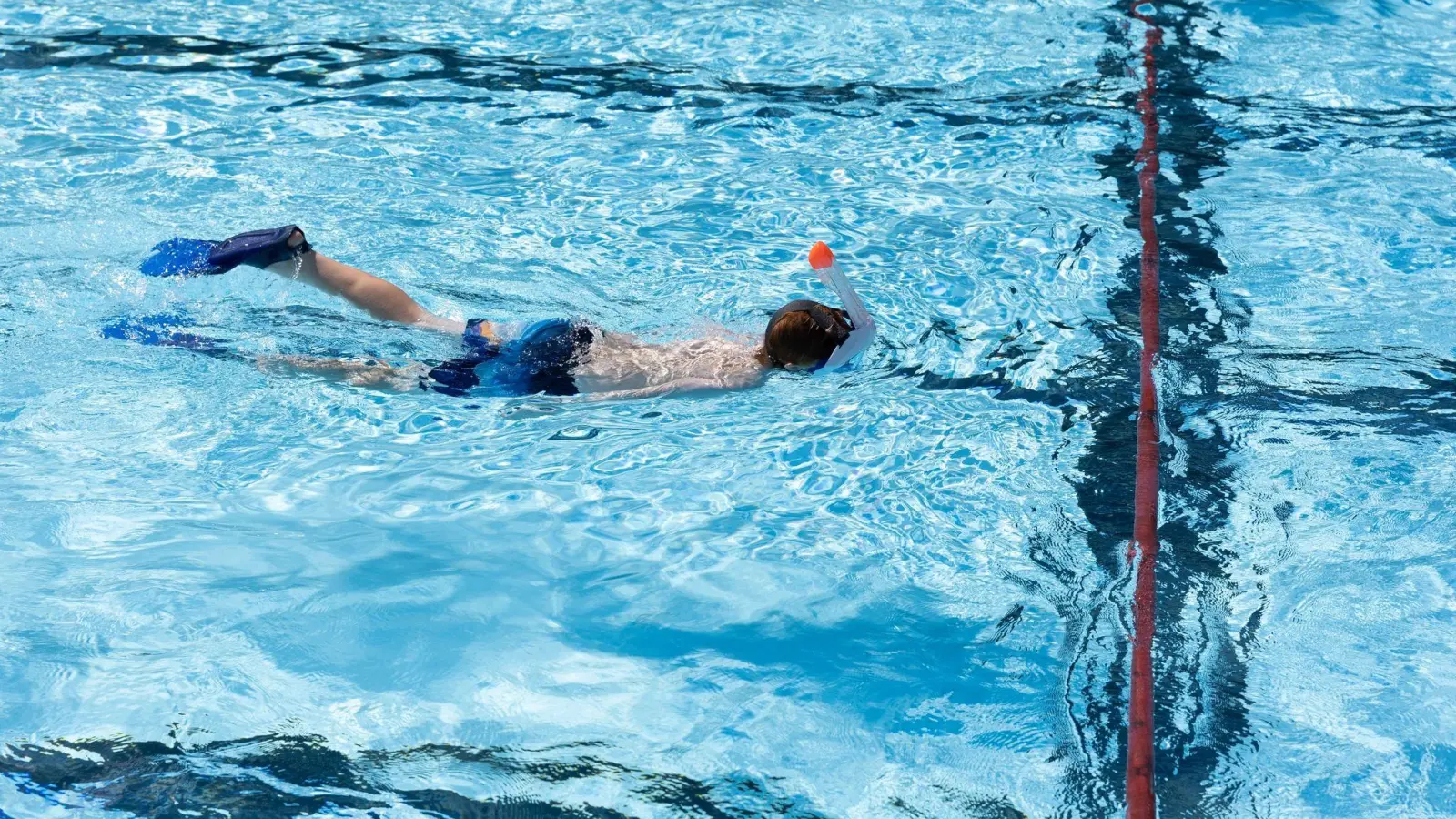 In einem Freibad in Detmold wird das Wasser nicht mehr mit Gas geheizt. (Foto: Friso Gentsch/dpa)