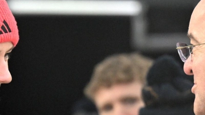 Verteidigungsminister Boris Pistorius sah sich an der Bahn Laura Noltes Rennen an. (Foto: Robert Michael/dpa)