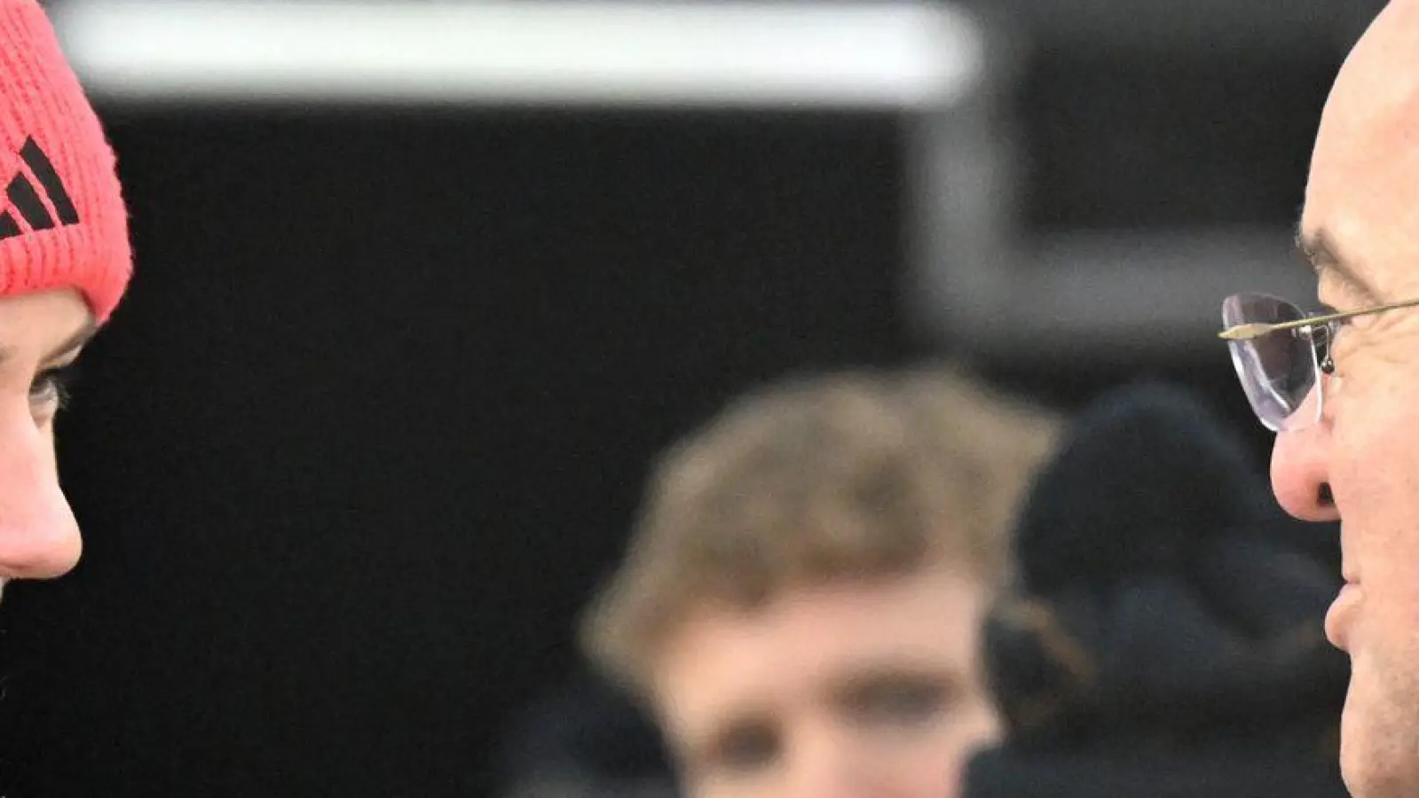 Verteidigungsminister Boris Pistorius sah sich an der Bahn Laura Noltes Rennen an. (Foto: Robert Michael/dpa)