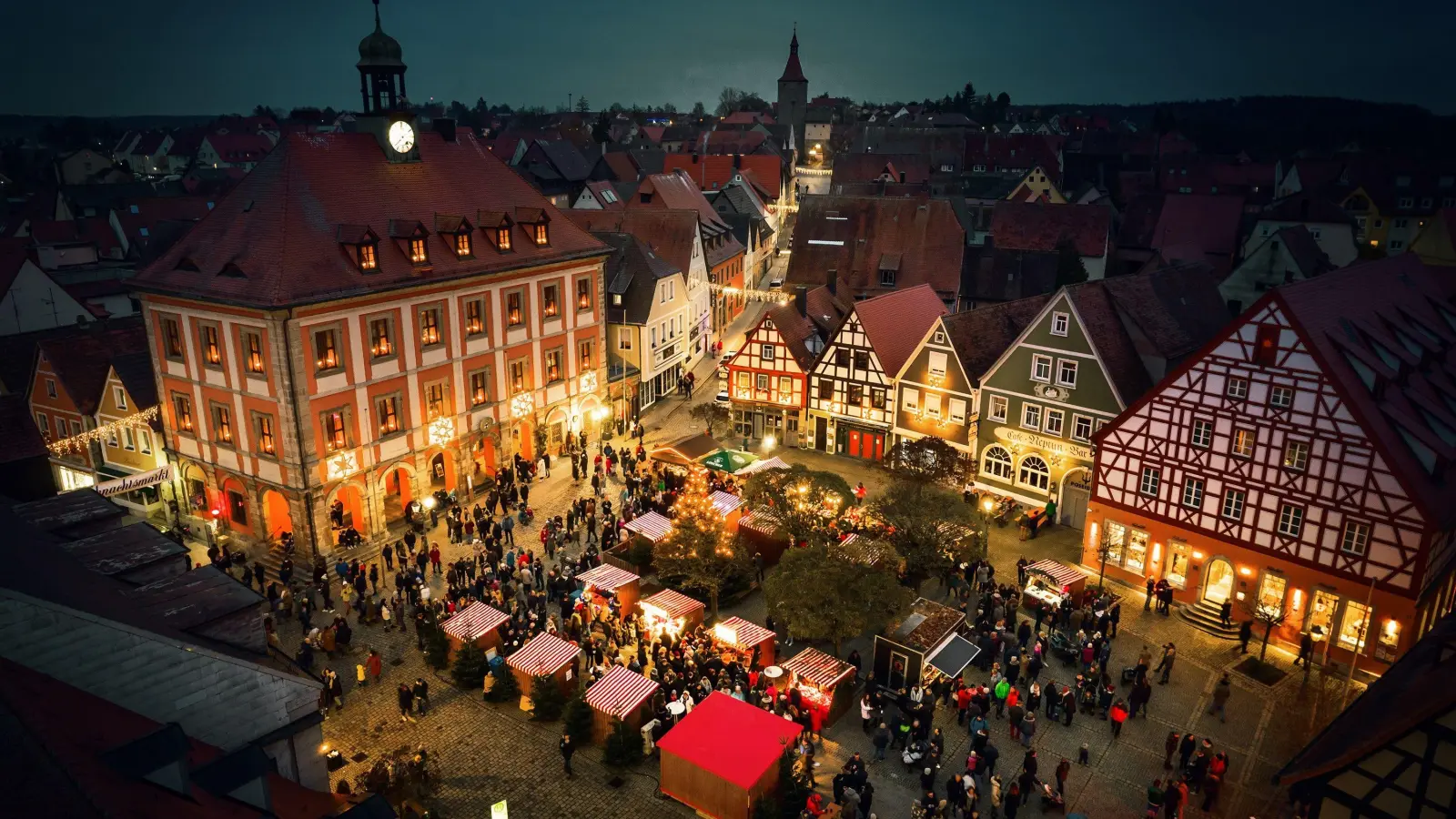 Der Weihnachtsmarkt in Neustadt/Aisch zählt zu den größten im Landkreis. (Foto: Christian Motzek)