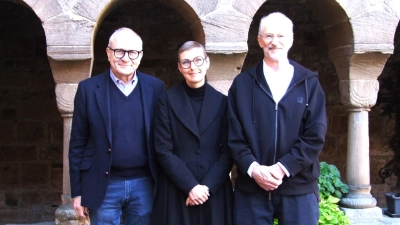 Freuen sich auf die Kreuzgangspiele im kommenden Jahr (von rechts) Intendant Johannes Kaetzler, Kulturbüroleiterin und Dramaturgin Dr. Maria Wüstenhagen und Bürgermeister Dr. Ulrich Grünwald. (Foto: Jasmin Kiendl)