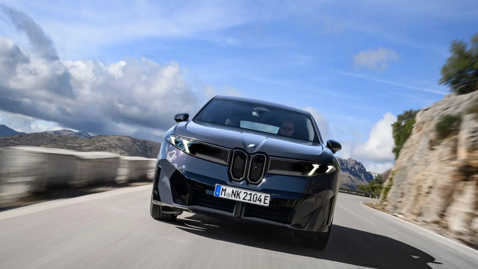 Steile Sache: Die vertikale Niere ist ein markantes Erkennungszeichen des neuen iX3 - greift aber auch zurück auf die Vergangenheit der Bayern. (Foto: Uwe Fischer/BMW AG/dpa-tmn)