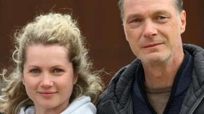 Leonie Winkler (Cornelia Gröschel) und Peter Michael Schnabel (Martin Brambach) ermitteln nach dem Abschied der Kollegin Karin Gorniak (Karin Hanczewski) im Dresdner Tatort „Siebenschläfer“ alleine. (Foto: Robert Michael/dpa)