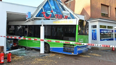 Die Unfallursache war zunächst unklar.  (Foto: Susanne Kußmann/dpa)