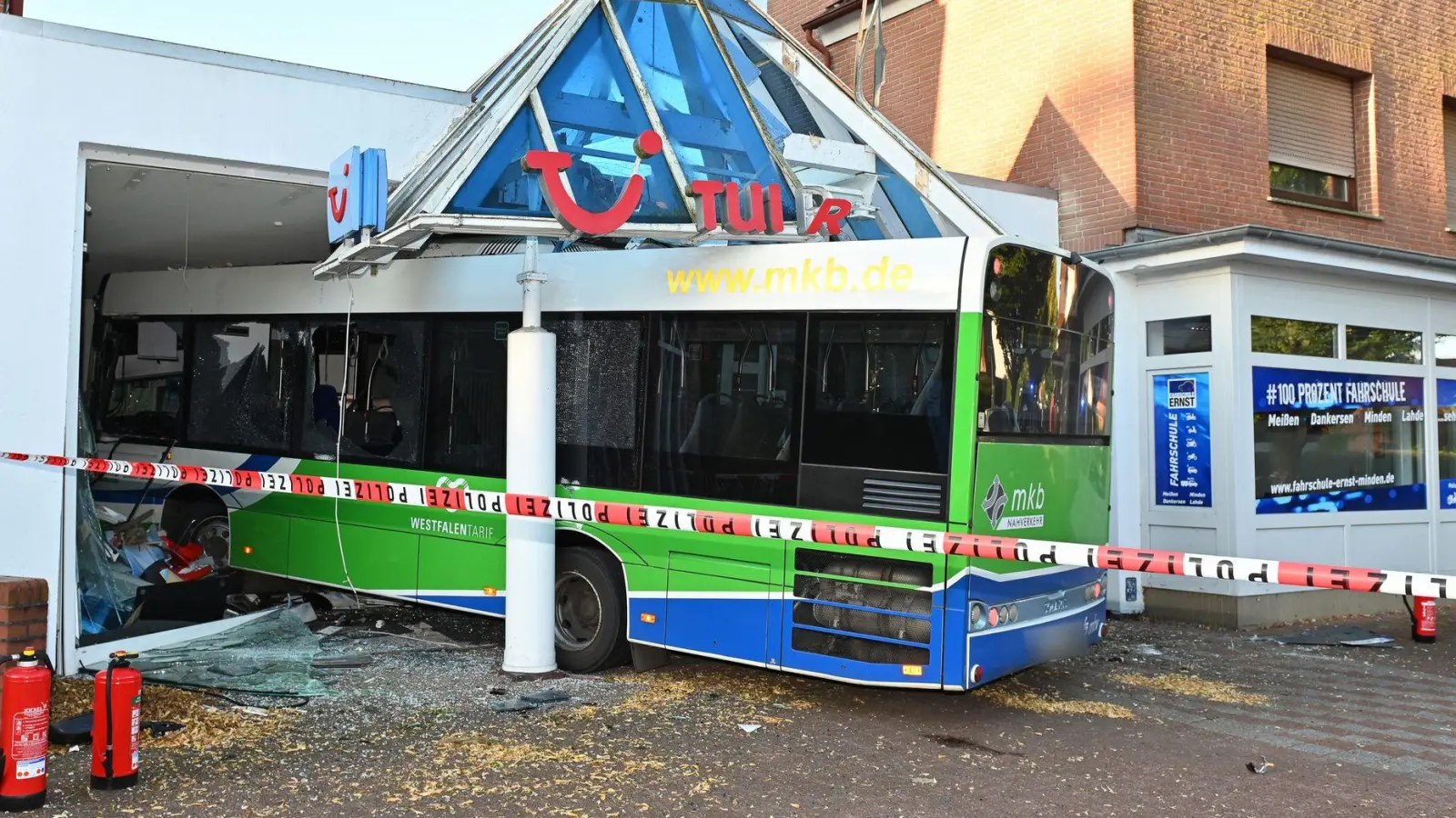Die Unfallursache war zunächst unklar.  (Foto: Susanne Kußmann/dpa)
