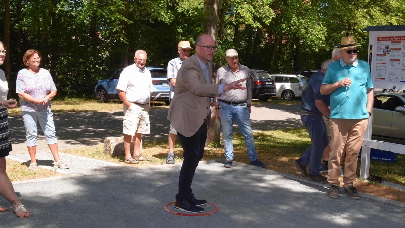 Bürgermeister Thomas Schmitt (Mitte) gewann das Eröffnungsspiel auf der neuen Boule-Bahn am Uffenheimer Festplatz. (Foto: Gerhard Krämer)