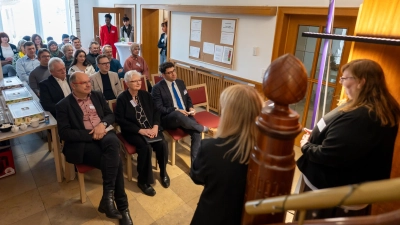Andrea Pieczyk (rechts vorne, stehend) und Julia Bonengel (links daneben) begrüßten die Gäste bei der Eröffnungsfeier im teilzeitbetreuten Wohnen in Neustadt. (Foto: Mirko Fryska)