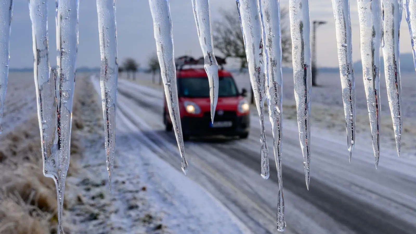 Auch am Donnerstag kann es wieder glatt werden. (Foto: Patrick Pleul/dpa)